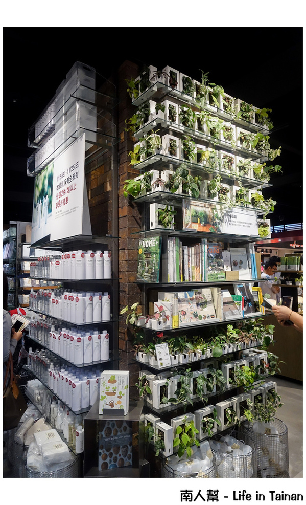 無印良品台南旗艦店(台南旗艦店):【台南市中西區-消費】MUJI BOOKS、Café&Meal MUJI~無印良品台南旗艦店