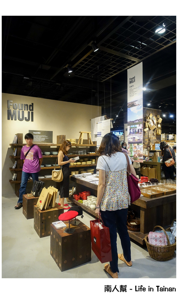 無印良品台南旗艦店(台南旗艦店):【台南市中西區-消費】MUJI BOOKS、Café&Meal MUJI~無印良品台南旗艦店
