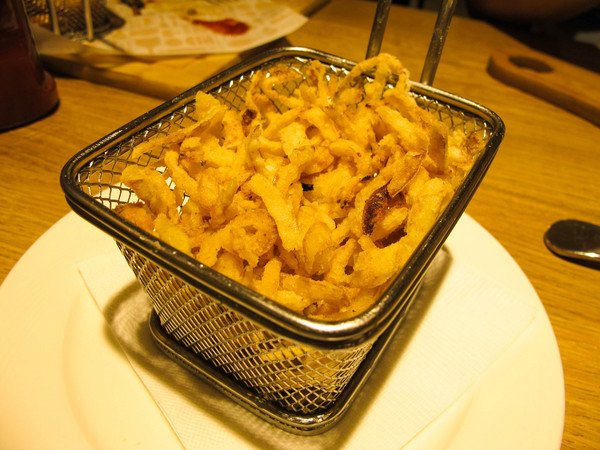 Fanier chef’s burger 費尼主廚漢堡(台北忠孝店):(胖樺食記) Fanier chef's burger 費尼主廚漢堡-台北忠孝店。匠心獨具竹炭漢堡皮外酥內軟內餡澎派多汁。