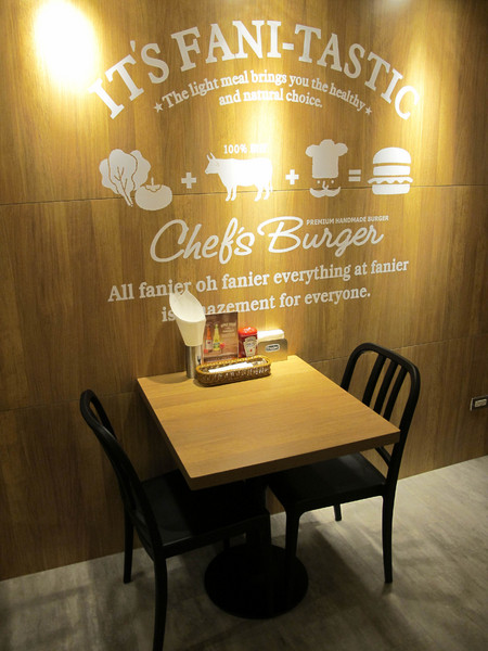 Fanier chef’s burger 費尼主廚漢堡(台北忠孝店):(胖樺食記) Fanier chef's burger 費尼主廚漢堡-台北忠孝店。匠心獨具竹炭漢堡皮外酥內軟內餡澎派多汁。