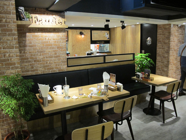 Fanier chef’s burger 費尼主廚漢堡(台北忠孝店):(胖樺食記) Fanier chef's burger 費尼主廚漢堡-台北忠孝店。匠心獨具竹炭漢堡皮外酥內軟內餡澎派多汁。