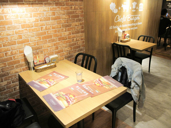 Fanier chef’s burger 費尼主廚漢堡(台北忠孝店):(胖樺食記) Fanier chef's burger 費尼主廚漢堡-台北忠孝店。匠心獨具竹炭漢堡皮外酥內軟內餡澎派多汁。