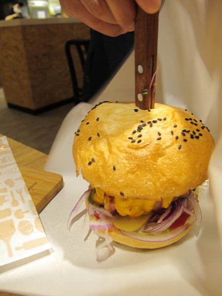 Fanier chef’s burger 費尼主廚漢堡(台北忠孝店):(胖樺食記) Fanier chef's burger 費尼主廚漢堡-台北忠孝店。匠心獨具竹炭漢堡皮外酥內軟內餡澎派多汁。