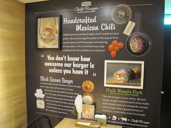 Fanier chef’s burger 費尼主廚漢堡(台北忠孝店):(胖樺食記) Fanier chef's burger 費尼主廚漢堡-台北忠孝店。匠心獨具竹炭漢堡皮外酥內軟內餡澎派多汁。