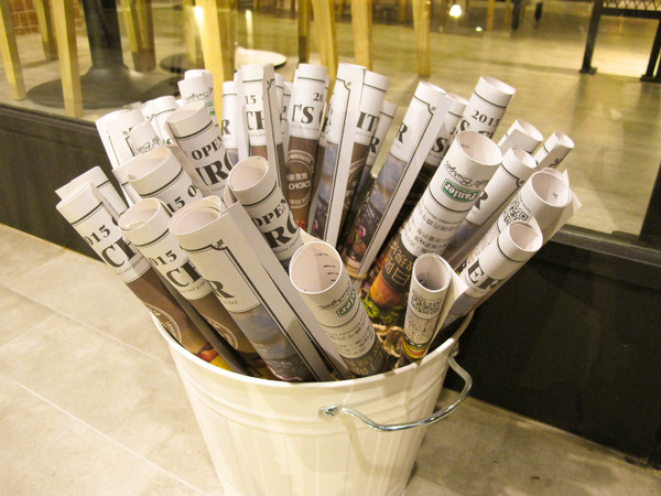 Fanier chef’s burger 費尼主廚漢堡(台北忠孝店):(胖樺食記) Fanier chef's burger 費尼主廚漢堡-台北忠孝店。匠心獨具竹炭漢堡皮外酥內軟內餡澎派多汁。