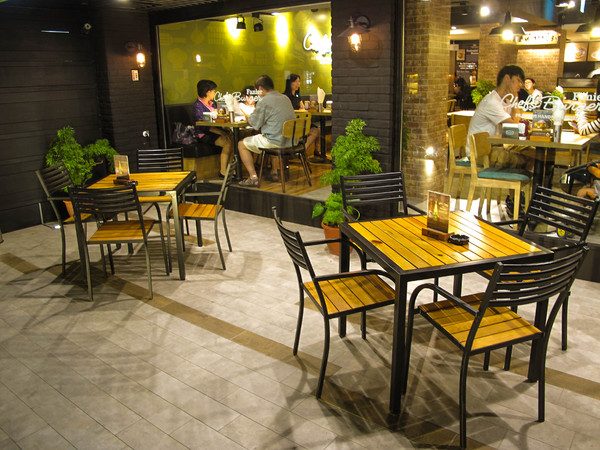 Fanier chef’s burger 費尼主廚漢堡(台北忠孝店):(胖樺食記) Fanier chef's burger 費尼主廚漢堡-台北忠孝店。匠心獨具竹炭漢堡皮外酥內軟內餡澎派多汁。