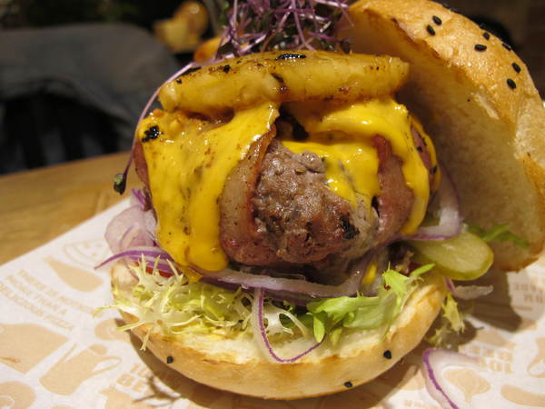 Fanier chef’s burger 費尼主廚漢堡(台北忠孝店):(胖樺食記) Fanier chef's burger 費尼主廚漢堡-台北忠孝店。匠心獨具竹炭漢堡皮外酥內軟內餡澎派多汁。