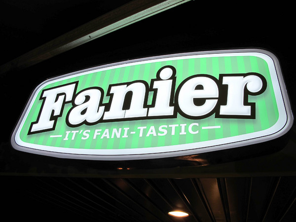 Fanier chef’s burger 費尼主廚漢堡(台北忠孝店):(胖樺食記) Fanier chef's burger 費尼主廚漢堡-台北忠孝店。匠心獨具竹炭漢堡皮外酥內軟內餡澎派多汁。