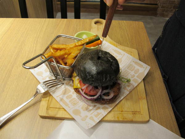 Fanier chef’s burger 費尼主廚漢堡(台北忠孝店):(胖樺食記) Fanier chef's burger 費尼主廚漢堡-台北忠孝店。匠心獨具竹炭漢堡皮外酥內軟內餡澎派多汁。