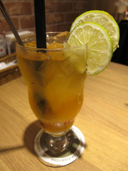 Fanier chef’s burger 費尼主廚漢堡(台北忠孝店):(胖樺食記) Fanier chef's burger 費尼主廚漢堡-台北忠孝店。匠心獨具竹炭漢堡皮外酥內軟內餡澎派多汁。