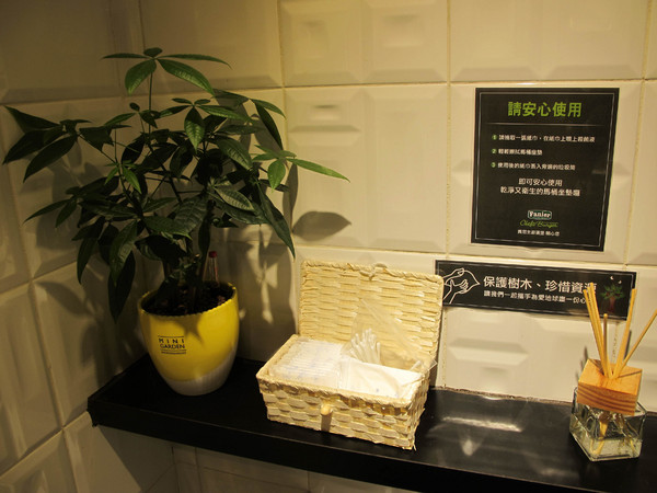 Fanier chef’s burger 費尼主廚漢堡(台北忠孝店):(胖樺食記) Fanier chef's burger 費尼主廚漢堡-台北忠孝店。匠心獨具竹炭漢堡皮外酥內軟內餡澎派多汁。