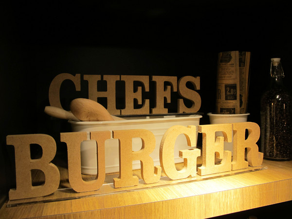 Fanier chef’s burger 費尼主廚漢堡(台北忠孝店):(胖樺食記) Fanier chef's burger 費尼主廚漢堡-台北忠孝店。匠心獨具竹炭漢堡皮外酥內軟內餡澎派多汁。