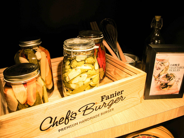 Fanier chef’s burger 費尼主廚漢堡(台北忠孝店):(胖樺食記) Fanier chef's burger 費尼主廚漢堡-台北忠孝店。匠心獨具竹炭漢堡皮外酥內軟內餡澎派多汁。