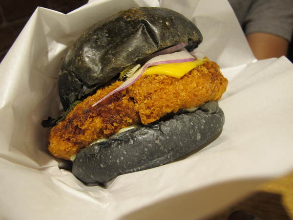 Fanier chef’s burger 費尼主廚漢堡(台北忠孝店):(胖樺食記) Fanier chef's burger 費尼主廚漢堡-台北忠孝店。匠心獨具竹炭漢堡皮外酥內軟內餡澎派多汁。