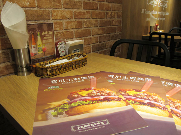 Fanier chef’s burger 費尼主廚漢堡(台北忠孝店):(胖樺食記) Fanier chef's burger 費尼主廚漢堡-台北忠孝店。匠心獨具竹炭漢堡皮外酥內軟內餡澎派多汁。