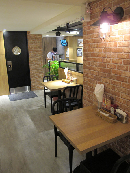 Fanier chef’s burger 費尼主廚漢堡(台北忠孝店):(胖樺食記) Fanier chef's burger 費尼主廚漢堡-台北忠孝店。匠心獨具竹炭漢堡皮外酥內軟內餡澎派多汁。