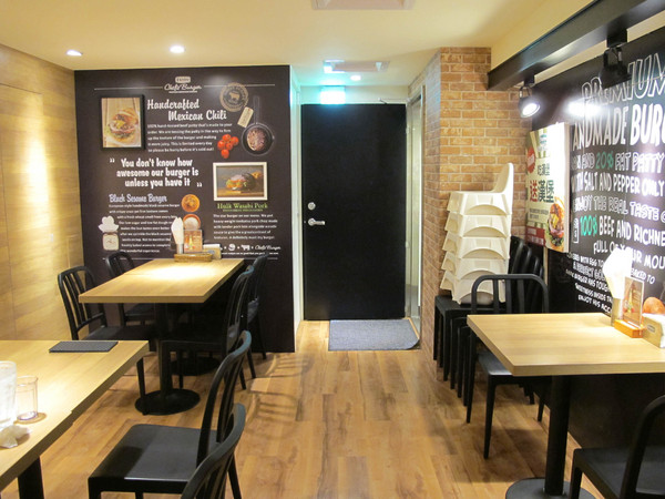 Fanier chef’s burger 費尼主廚漢堡(台北忠孝店):(胖樺食記) Fanier chef's burger 費尼主廚漢堡-台北忠孝店。匠心獨具竹炭漢堡皮外酥內軟內餡澎派多汁。