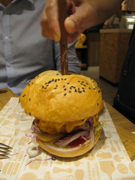 Fanier chef’s burger 費尼主廚漢堡(台北忠孝店):(胖樺食記) Fanier chef's burger 費尼主廚漢堡-台北忠孝店。匠心獨具竹炭漢堡皮外酥內軟內餡澎派多汁。