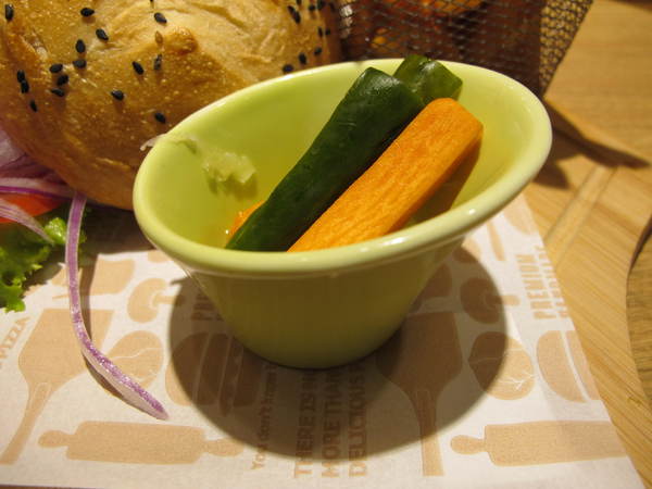 Fanier chef’s burger 費尼主廚漢堡(台北忠孝店):(胖樺食記) Fanier chef's burger 費尼主廚漢堡-台北忠孝店。匠心獨具竹炭漢堡皮外酥內軟內餡澎派多汁。