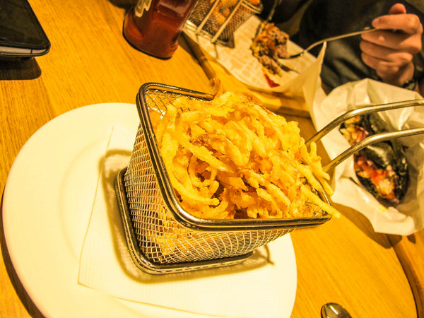 Fanier chef’s burger 費尼主廚漢堡(台北忠孝店):(胖樺食記) Fanier chef's burger 費尼主廚漢堡-台北忠孝店。匠心獨具竹炭漢堡皮外酥內軟內餡澎派多汁。