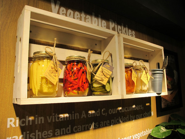 Fanier chef’s burger 費尼主廚漢堡(台北忠孝店):(胖樺食記) Fanier chef's burger 費尼主廚漢堡-台北忠孝店。匠心獨具竹炭漢堡皮外酥內軟內餡澎派多汁。