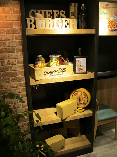 Fanier chef’s burger 費尼主廚漢堡(台北忠孝店):(胖樺食記) Fanier chef's burger 費尼主廚漢堡-台北忠孝店。匠心獨具竹炭漢堡皮外酥內軟內餡澎派多汁。