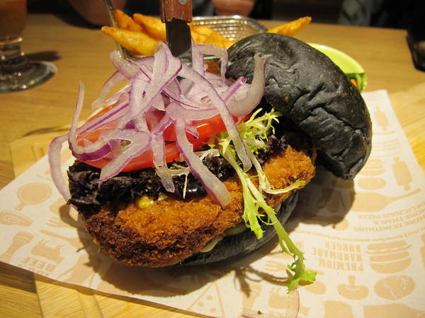 Fanier chef’s burger 費尼主廚漢堡(台北忠孝店):(胖樺食記) Fanier chef's burger 費尼主廚漢堡-台北忠孝店。匠心獨具竹炭漢堡皮外酥內軟內餡澎派多汁。