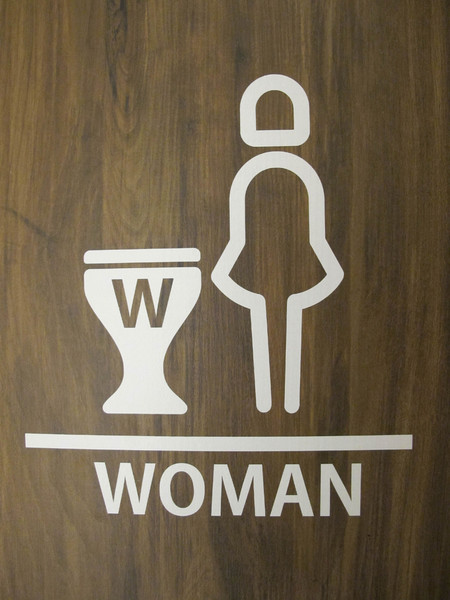 Fanier chef’s burger 費尼主廚漢堡(台北忠孝店):(胖樺食記) Fanier chef's burger 費尼主廚漢堡-台北忠孝店。匠心獨具竹炭漢堡皮外酥內軟內餡澎派多汁。