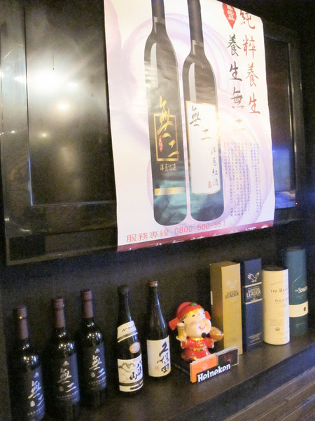 一品活蝦(市民店)：(胖樺食記)台北市一品活蝦·市民店提供多元創意鮮蝦料理。湯品及其他菜色表現依舊亮眼。