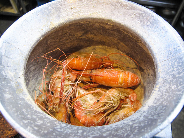 一品活蝦(市民店)：(胖樺食記)台北市一品活蝦·市民店提供多元創意鮮蝦料理。湯品及其他菜色表現依舊亮眼。