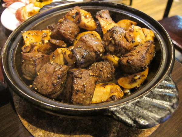 一品活蝦(市民店)：(胖樺食記)台北市一品活蝦·市民店提供多元創意鮮蝦料理。湯品及其他菜色表現依舊亮眼。