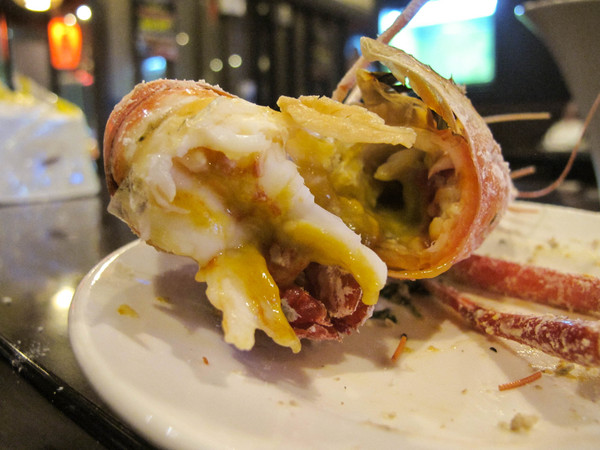 一品活蝦(市民店)：(胖樺食記)台北市一品活蝦·市民店提供多元創意鮮蝦料理。湯品及其他菜色表現依舊亮眼。