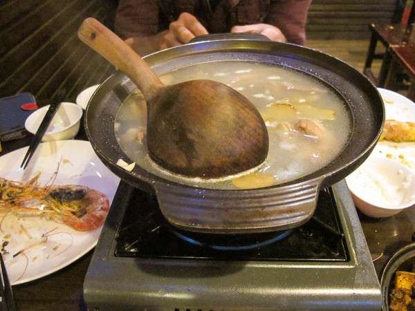 一品活蝦(市民店)：(胖樺食記)台北市一品活蝦·市民店提供多元創意鮮蝦料理。湯品及其他菜色表現依舊亮眼。
