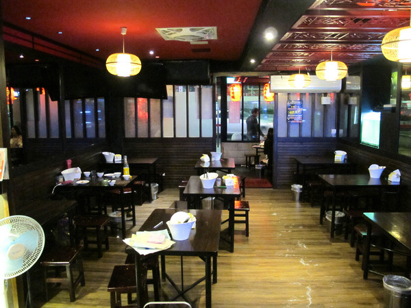 一品活蝦(市民店)：(胖樺食記)台北市一品活蝦·市民店提供多元創意鮮蝦料理。湯品及其他菜色表現依舊亮眼。