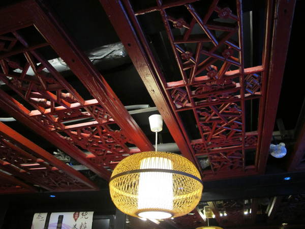 一品活蝦(市民店)：(胖樺食記)台北市一品活蝦·市民店提供多元創意鮮蝦料理。湯品及其他菜色表現依舊亮眼。