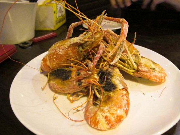 一品活蝦(市民店)：(胖樺食記)台北市一品活蝦·市民店提供多元創意鮮蝦料理。湯品及其他菜色表現依舊亮眼。