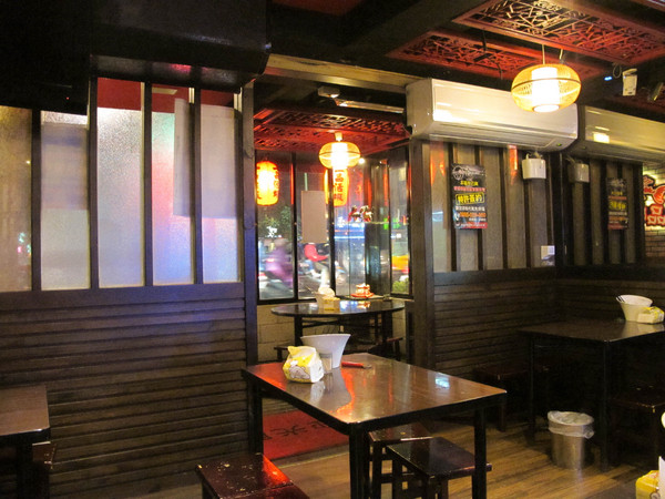 一品活蝦(市民店)：(胖樺食記)台北市一品活蝦·市民店提供多元創意鮮蝦料理。湯品及其他菜色表現依舊亮眼。