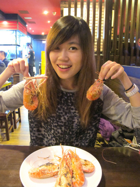 一品活蝦(市民店)：(胖樺食記)台北市一品活蝦·市民店提供多元創意鮮蝦料理。湯品及其他菜色表現依舊亮眼。