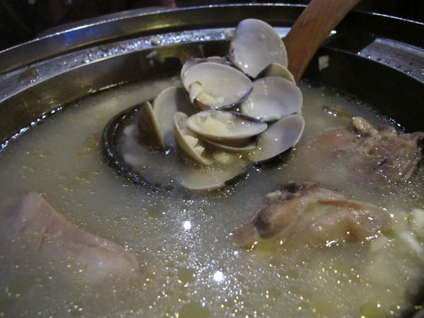 一品活蝦(市民店)：(胖樺食記)台北市一品活蝦·市民店提供多元創意鮮蝦料理。湯品及其他菜色表現依舊亮眼。