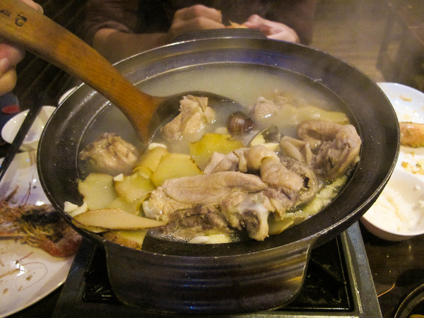 一品活蝦(市民店)：(胖樺食記)台北市一品活蝦·市民店提供多元創意鮮蝦料理。湯品及其他菜色表現依舊亮眼。