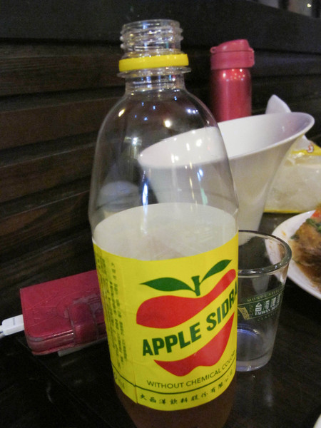 一品活蝦(市民店)：(胖樺食記)台北市一品活蝦·市民店提供多元創意鮮蝦料理。湯品及其他菜色表現依舊亮眼。