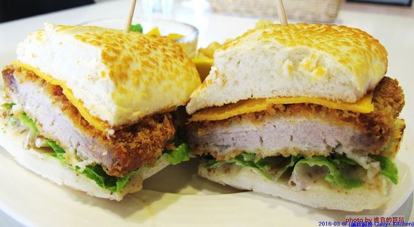 Curry+ Kitchen 誠欣廚房:(台南。安平區美食)『誠欣廚房 Curry+ Kitchen 』運河旁的 寵物友善餐廳。平價美味大份量的早午餐。鬆餅酥脆可口。自製果醬甜如蜜,看得到整顆草莓呢!