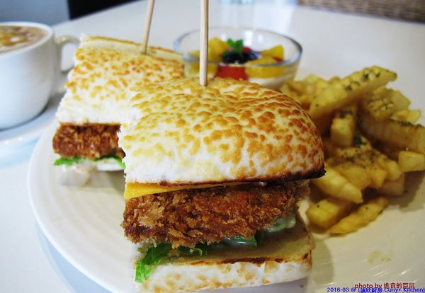 Curry+ Kitchen 誠欣廚房:(台南。安平區美食)『誠欣廚房 Curry+ Kitchen 』運河旁的 寵物友善餐廳。平價美味大份量的早午餐。鬆餅酥脆可口。自製果醬甜如蜜,看得到整顆草莓呢!