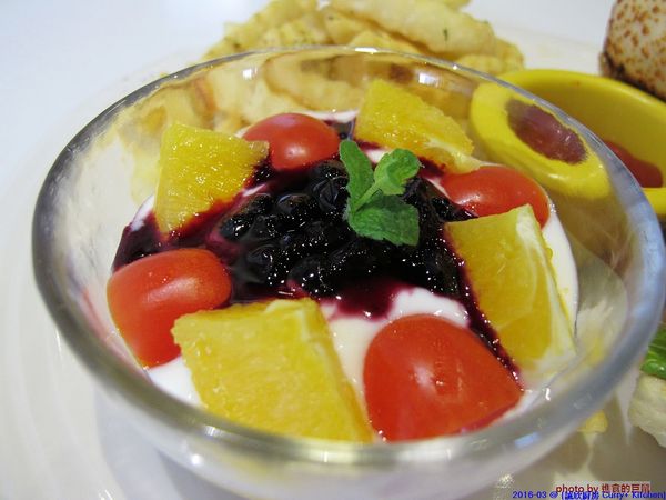 Curry+ Kitchen 誠欣廚房:(台南。安平區美食)『誠欣廚房 Curry+ Kitchen 』運河旁的 寵物友善餐廳。平價美味大份量的早午餐。鬆餅酥脆可口。自製果醬甜如蜜,看得到整顆草莓呢!