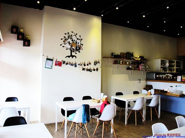 Curry+ Kitchen 誠欣廚房:(台南。安平區美食)『誠欣廚房 Curry+ Kitchen 』運河旁的 寵物友善餐廳。平價美味大份量的早午餐。鬆餅酥脆可口。自製果醬甜如蜜,看得到整顆草莓呢!