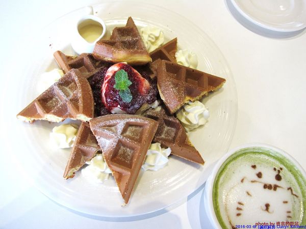 Curry+ Kitchen 誠欣廚房:(台南。安平區美食)『誠欣廚房 Curry+ Kitchen 』運河旁的 寵物友善餐廳。平價美味大份量的早午餐。鬆餅酥脆可口。自製果醬甜如蜜,看得到整顆草莓呢!