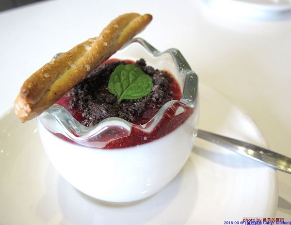 Curry+ Kitchen 誠欣廚房:(台南。安平區美食)『誠欣廚房 Curry+ Kitchen 』運河旁的 寵物友善餐廳。平價美味大份量的早午餐。鬆餅酥脆可口。自製果醬甜如蜜,看得到整顆草莓呢!