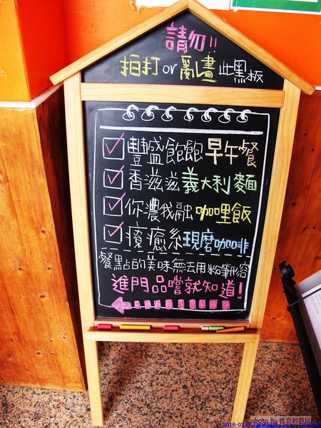 Curry+ Kitchen 誠欣廚房:(台南。安平區美食)『誠欣廚房 Curry+ Kitchen 』運河旁的 寵物友善餐廳。平價美味大份量的早午餐。鬆餅酥脆可口。自製果醬甜如蜜,看得到整顆草莓呢!