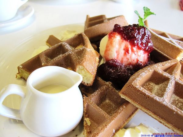 Curry+ Kitchen 誠欣廚房:(台南。安平區美食)『誠欣廚房 Curry+ Kitchen 』運河旁的 寵物友善餐廳。平價美味大份量的早午餐。鬆餅酥脆可口。自製果醬甜如蜜,看得到整顆草莓呢!