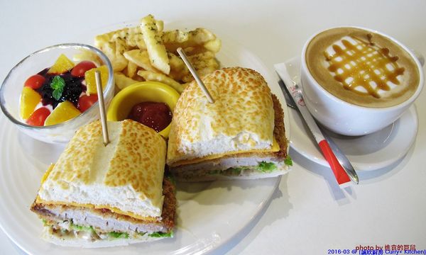 Curry+ Kitchen 誠欣廚房:(台南。安平區美食)『誠欣廚房 Curry+ Kitchen 』運河旁的 寵物友善餐廳。平價美味大份量的早午餐。鬆餅酥脆可口。自製果醬甜如蜜,看得到整顆草莓呢!